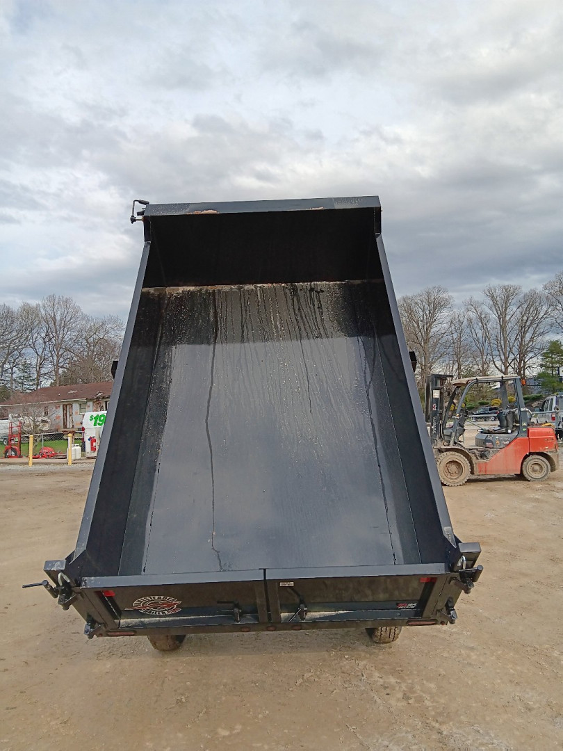 New 2024 HOMESTEADER 610MB SERIES/ 6X10 DUMP TRAILER / 5200# Electric Brake Axles / Barn Door Rear Gates / Tarp