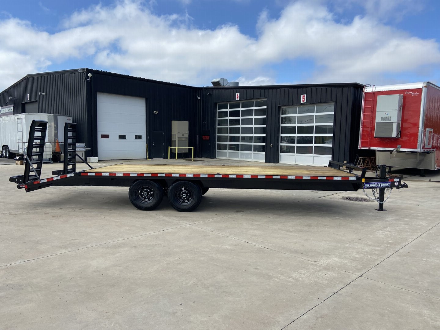 New Sure-Trac 20' (+4) Beavertail Deckover Trailer