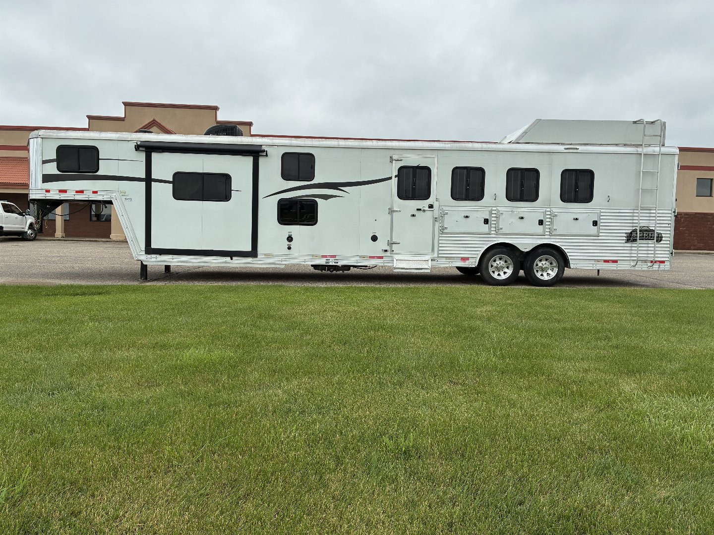 Used 2015 Bison 4H 15' LQHorse Trailer