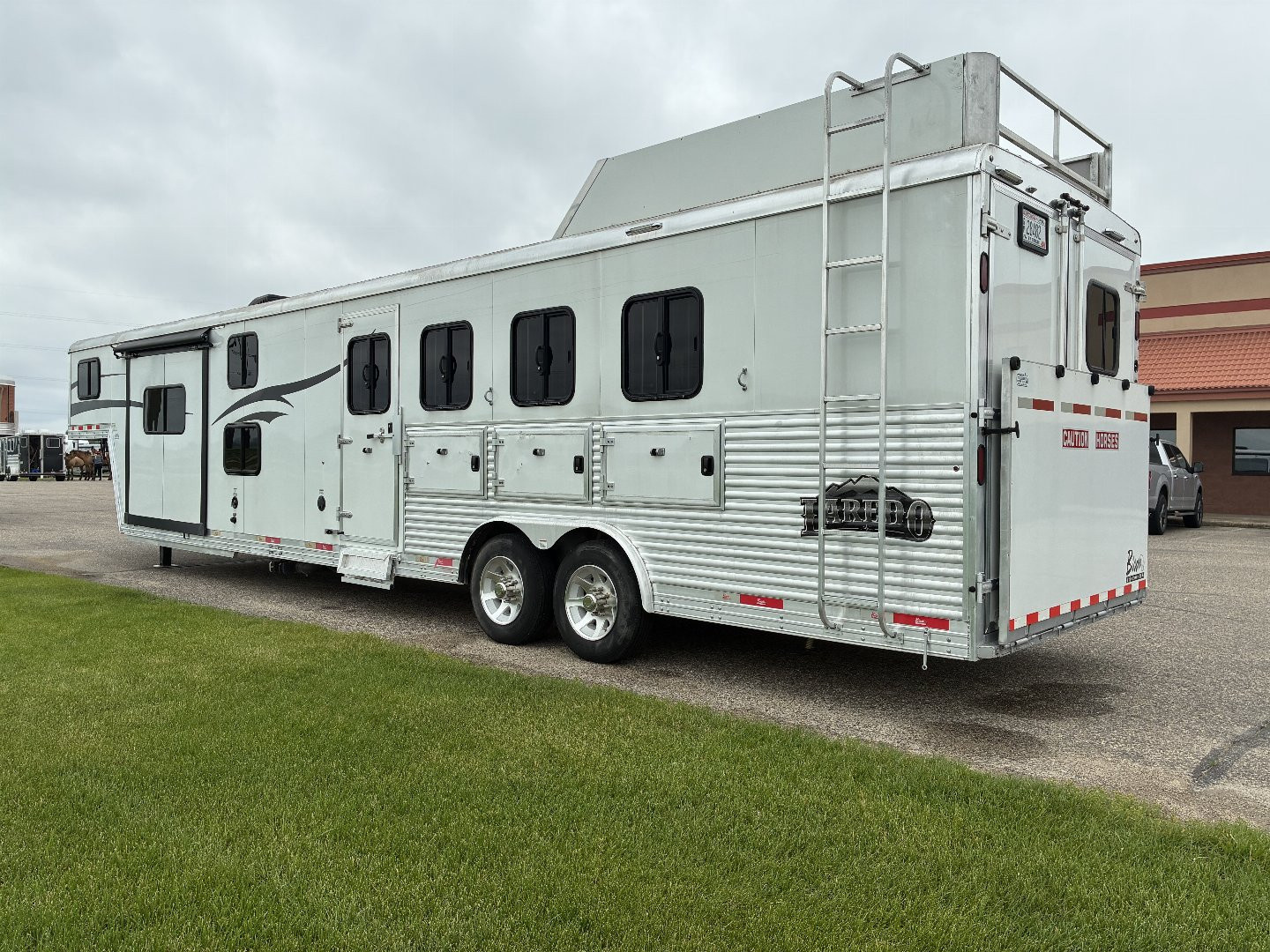 Used 2015 Bison 4H 15' LQHorse Trailer