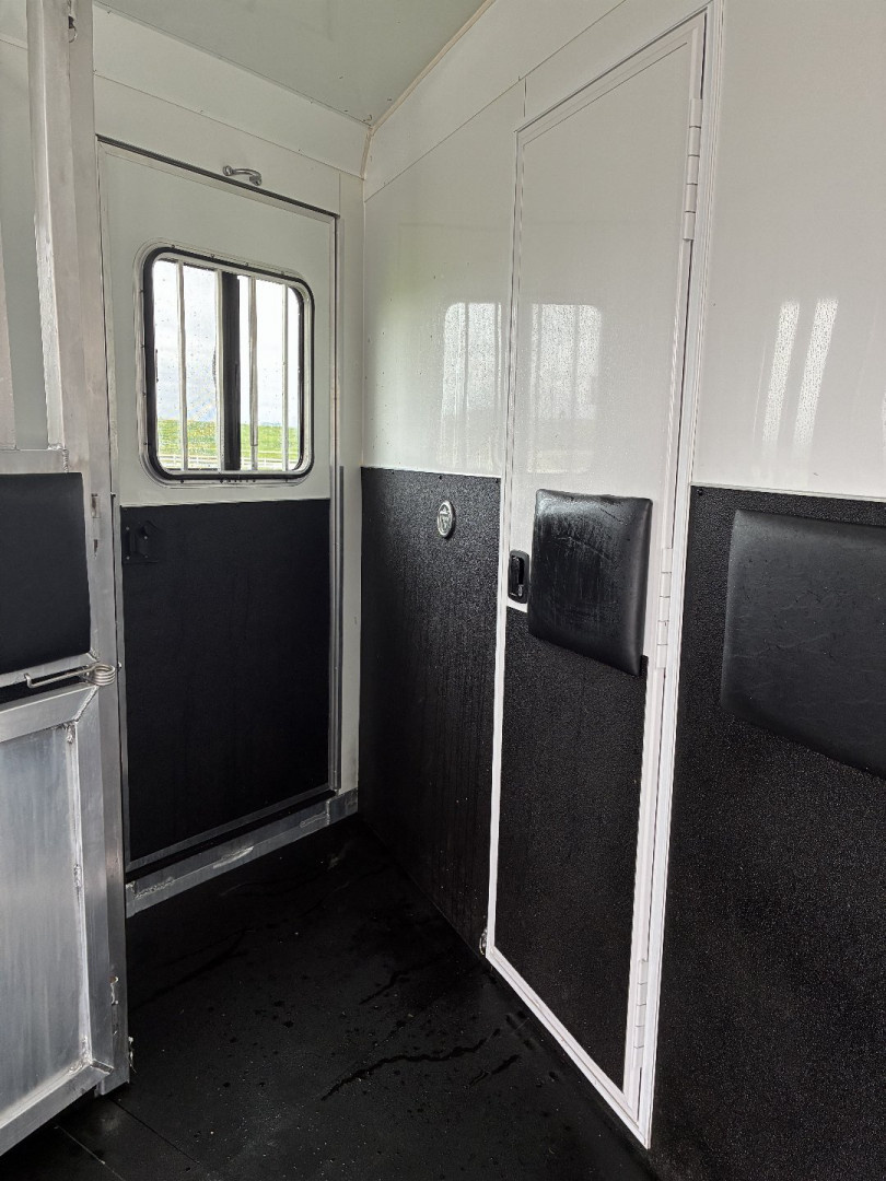 Used 2015 Bison 4H 15' LQHorse Trailer