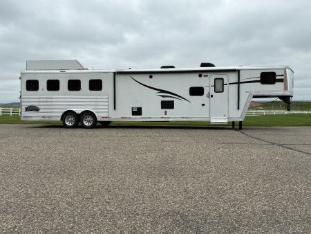 Used 2015 Bison 4H 15' LQHorse Trailer