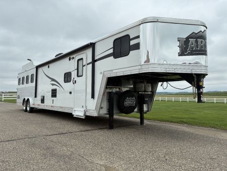 Used 2015 Bison 4H 15' LQHorse Trailer