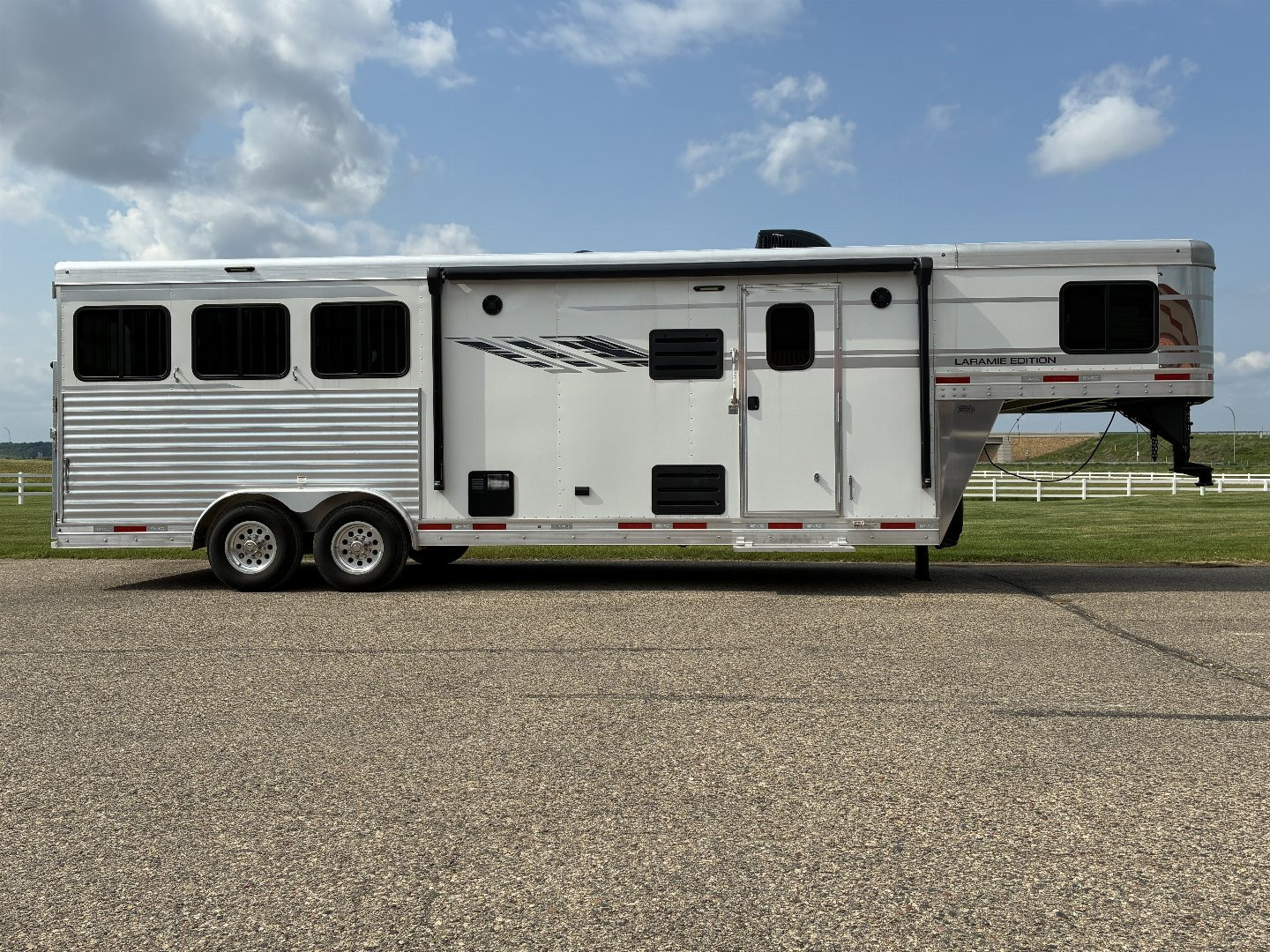 Used 2023 SMC 3H 9'LQ Horse Trailer