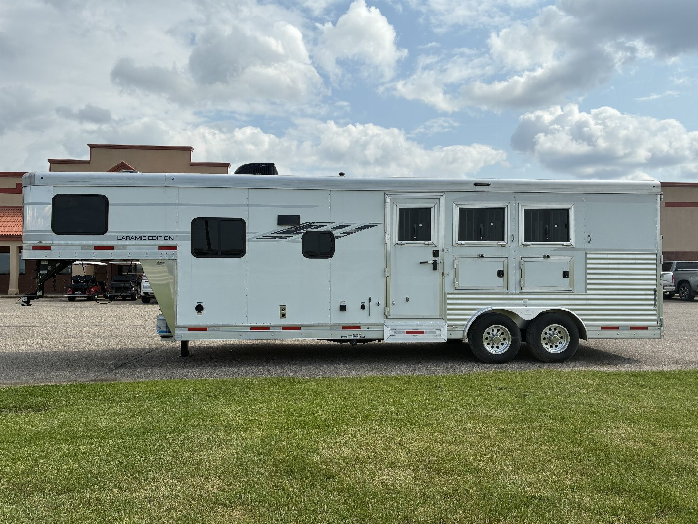 Used 2023 SMC 3H 9'LQ Horse Trailer