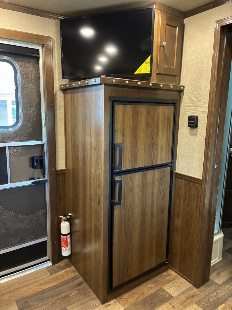 Used 2023 SMC 3H 9'LQ Horse Trailer