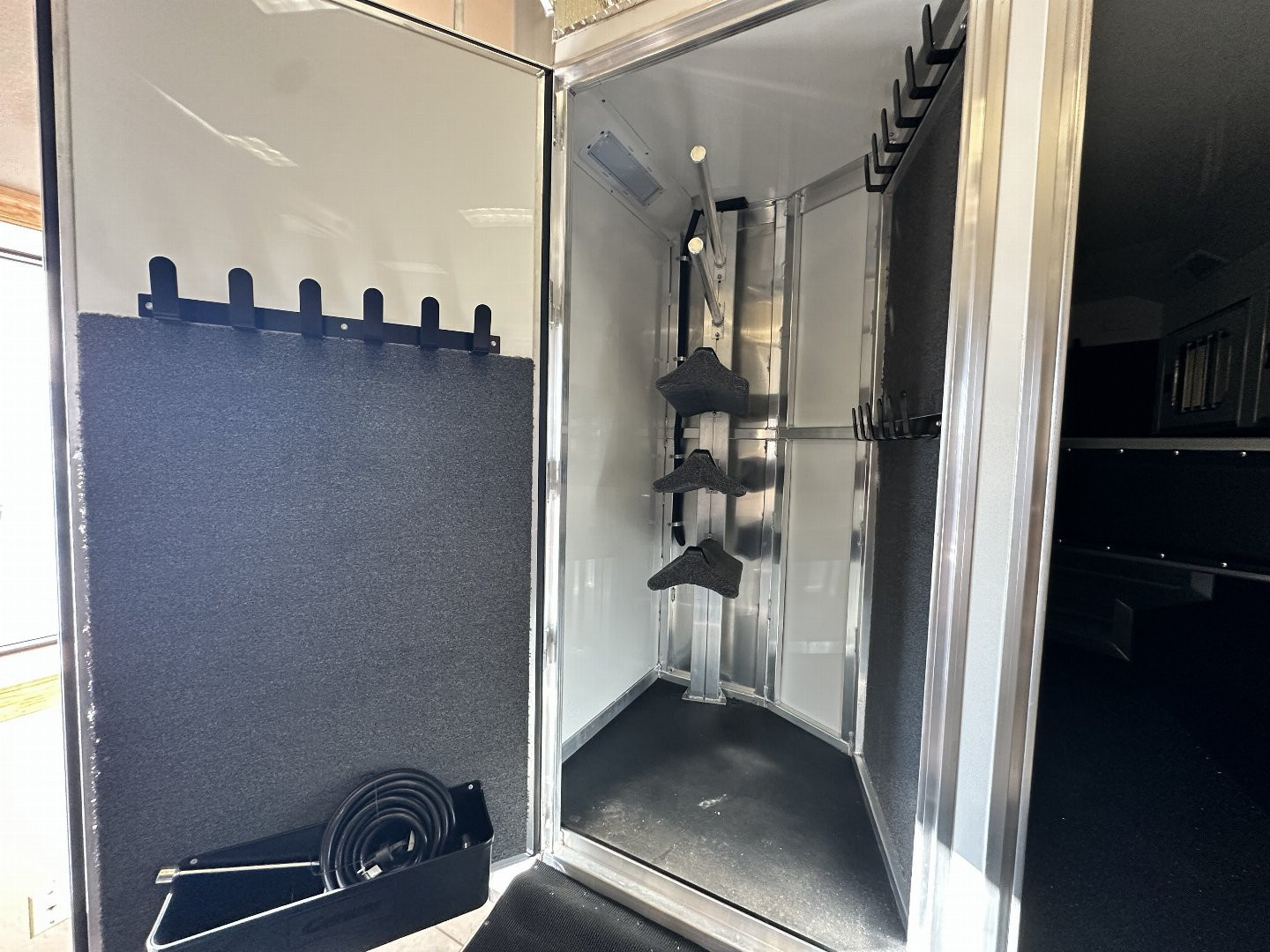 New 2025 Cimarron Trailers 3H 14' Trail Boss LQ Horse Trailer