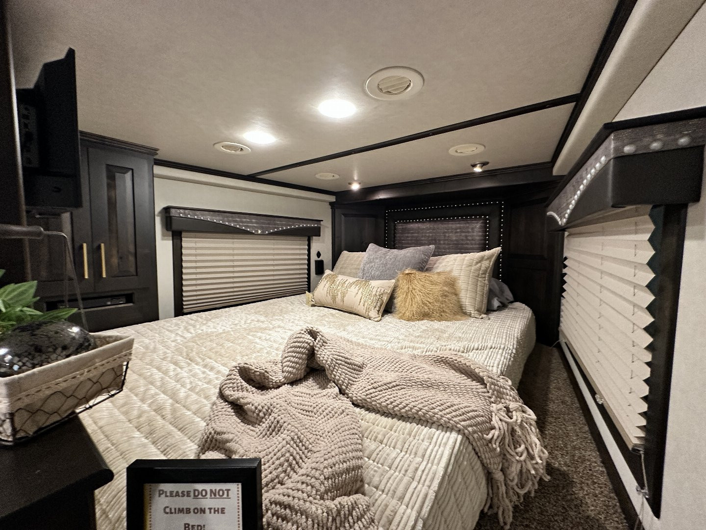 New 2025 Cimarron Trailers 3H 14' Trail Boss LQ Horse Trailer