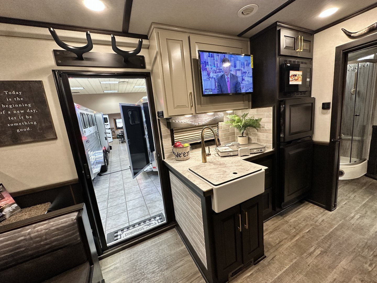 New 2025 Cimarron Trailers 3H 14' Trail Boss LQ Horse Trailer