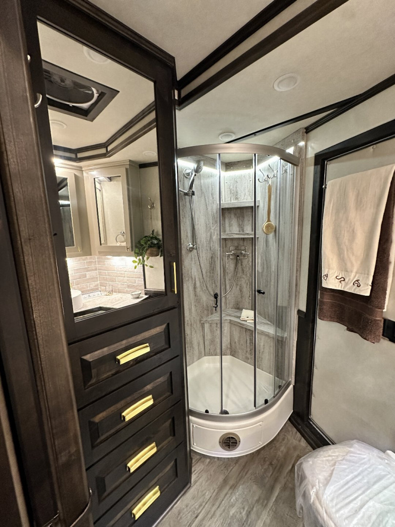 New 2025 Cimarron Trailers 3H 14' Trail Boss LQ Horse Trailer
