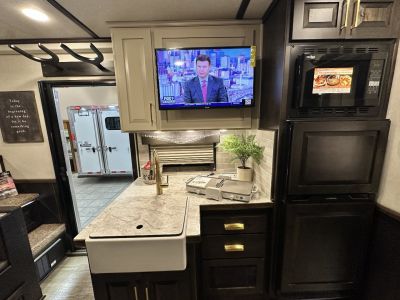 New 2025 Cimarron Trailers 3H 14' Trail Boss LQ Horse Trailer