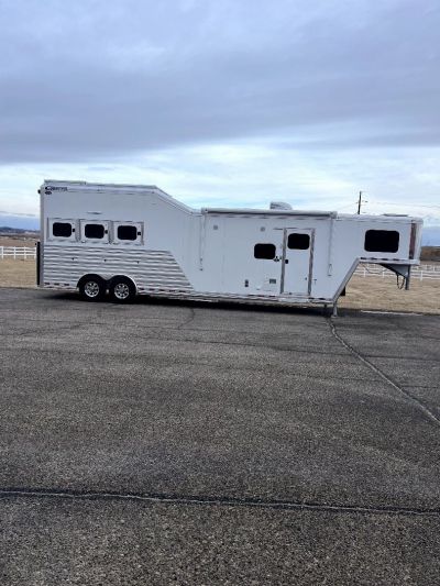 New 2025 Cimarron Trailers 3H 14' Trail Boss LQ Horse Trailer