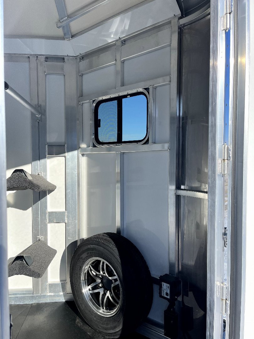 New 2025 Cimarron 2H Straight Load BP Horse Trailer