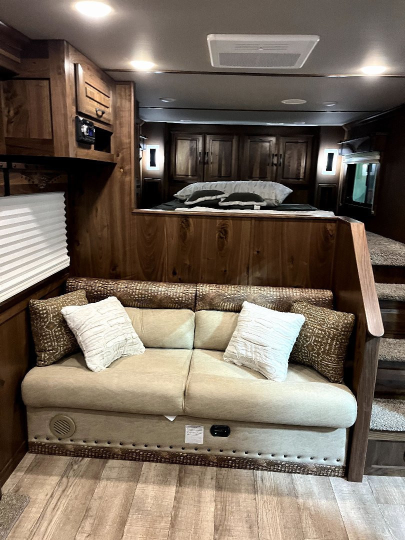 New 2025 SMC 3H 14' LQ L8314SSR Horse Trailer