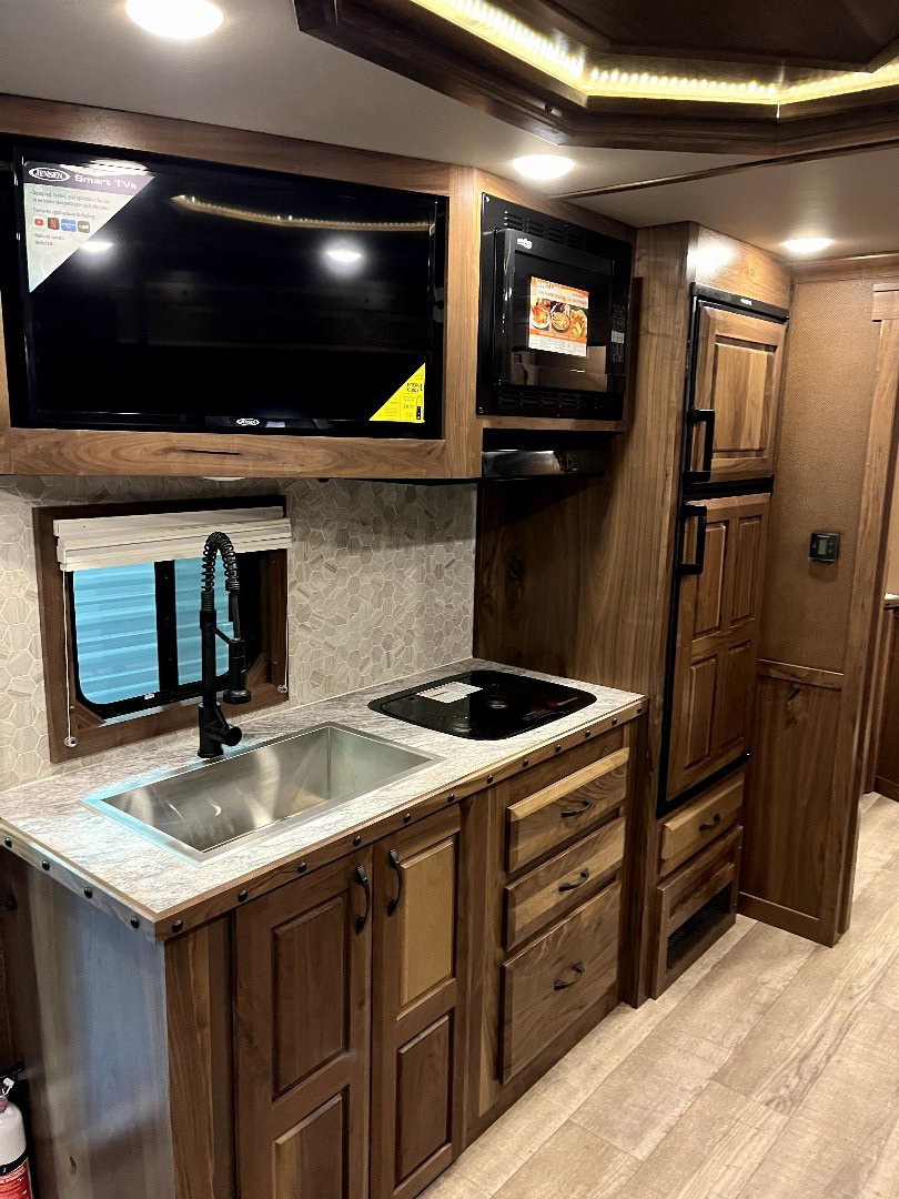 New 2025 SMC 3H 14' LQ L8314SSR Horse Trailer