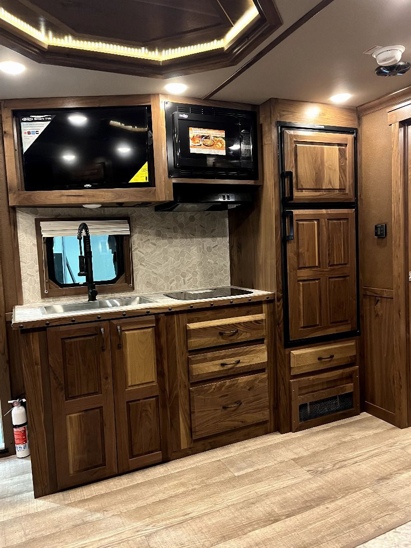 New 2025 SMC 3H 14' LQ L8314SSR Horse Trailer