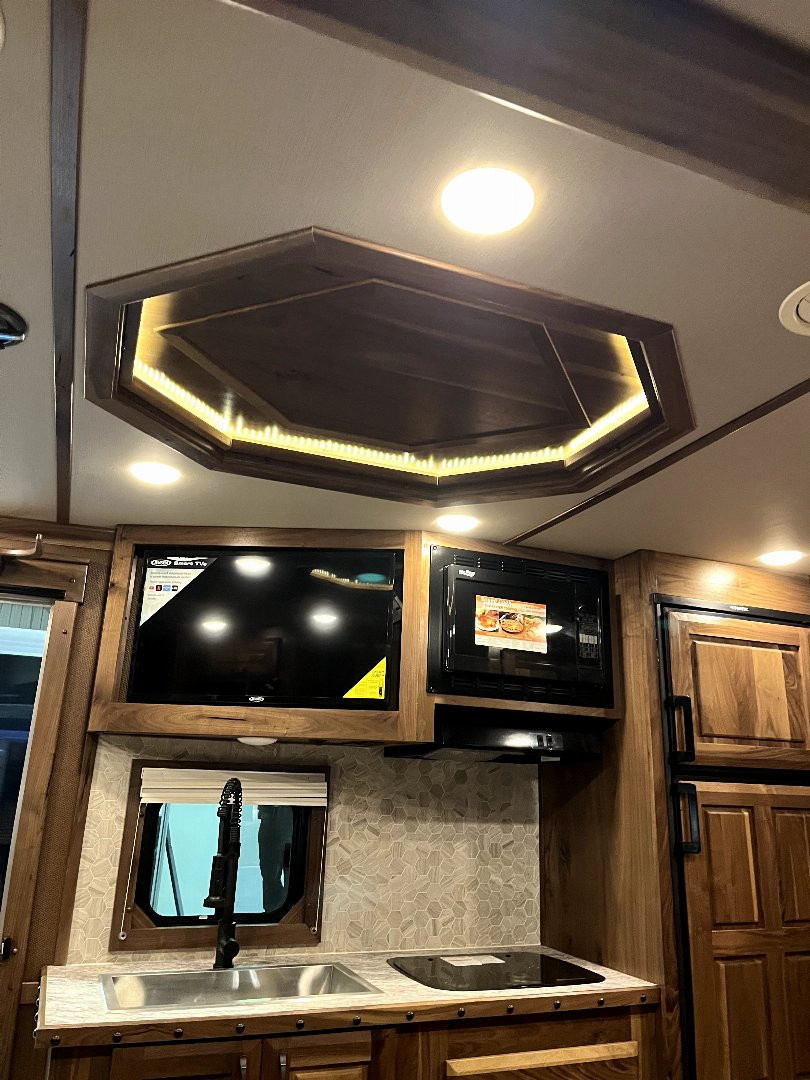 New 2025 SMC 3H 14' LQ L8314SSR Horse Trailer