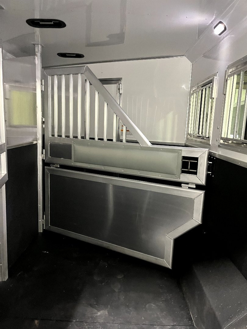 New 2025 SMC 3H 14' LQ L8314SSR Horse Trailer