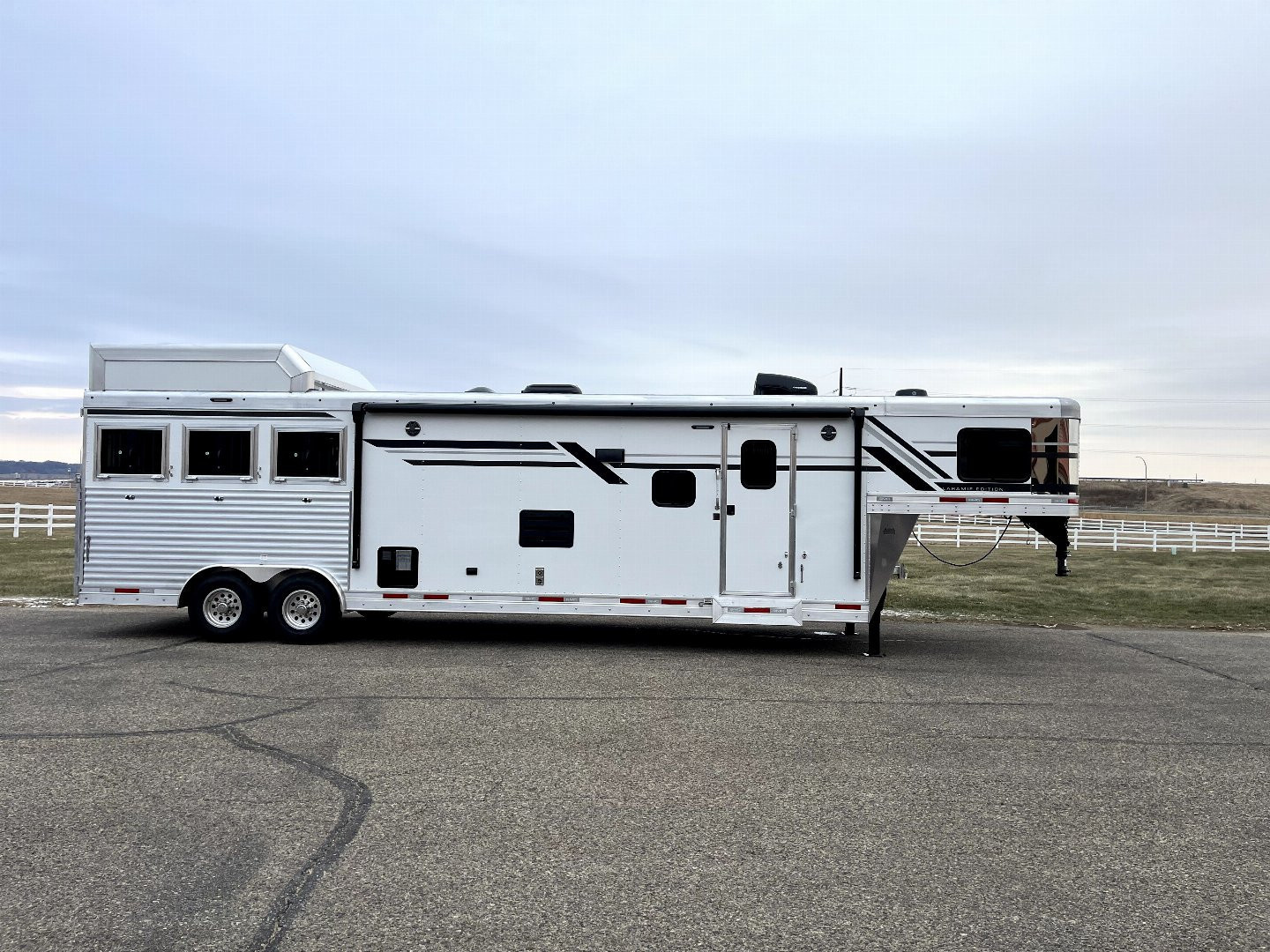New 2025 SMC 3H 14' LQ L8314SSR Horse Trailer