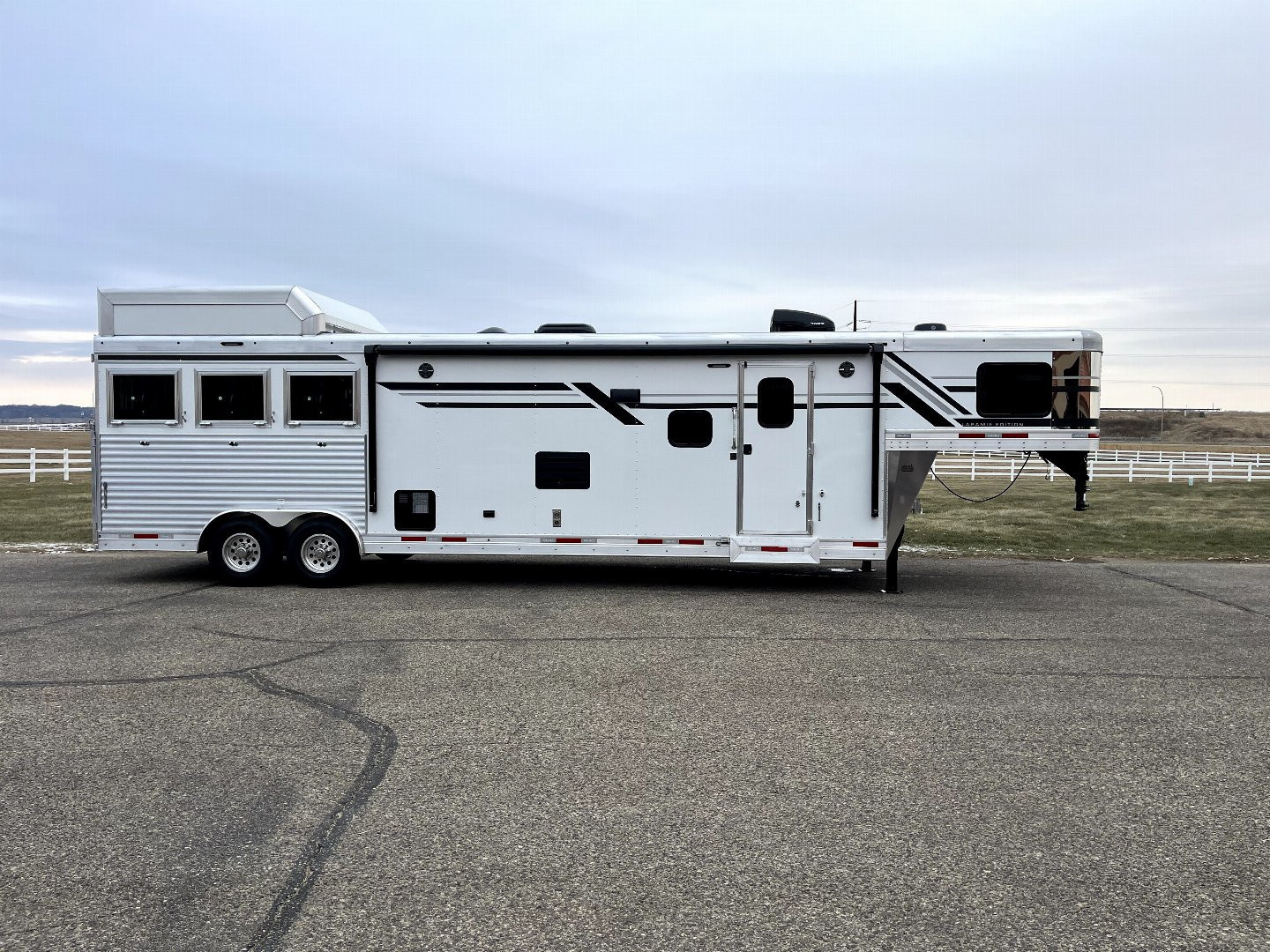 New 2025 SMC 3H 14' LQ L8314SSR Horse Trailer