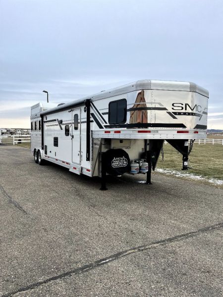 New 2025 SMC 3H 14' LQ L8314SSR Horse Trailer
