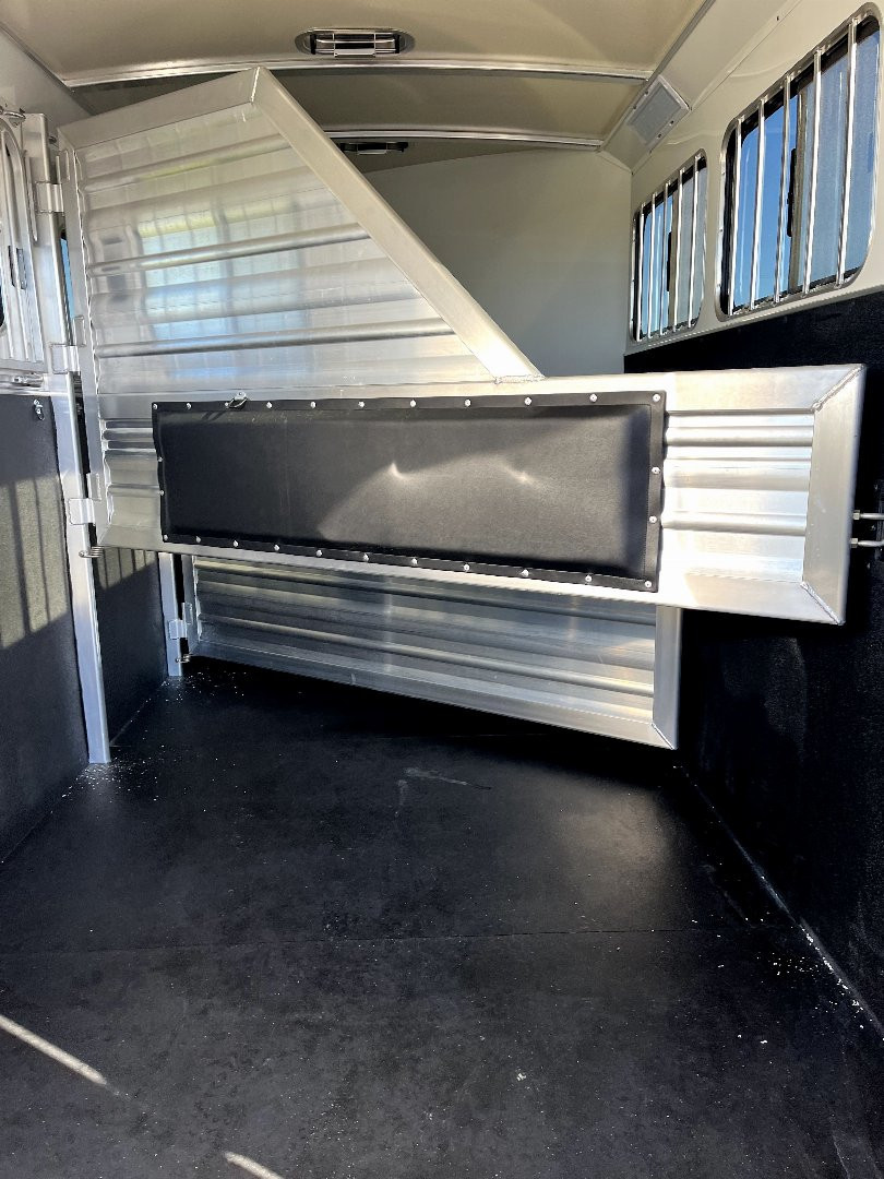New 2025 Cimarron Trailers 3H BP RTG Horse Trailer