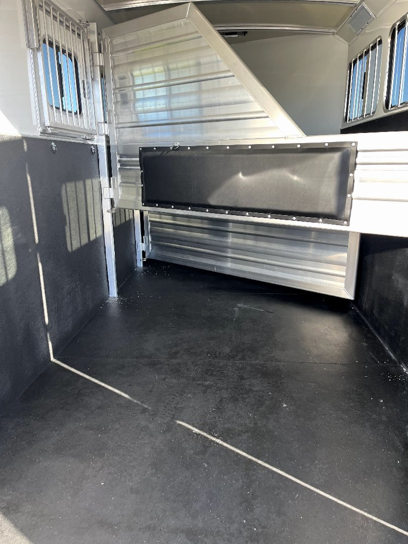 New 2025 Cimarron Trailers 3H BP RTG Horse Trailer