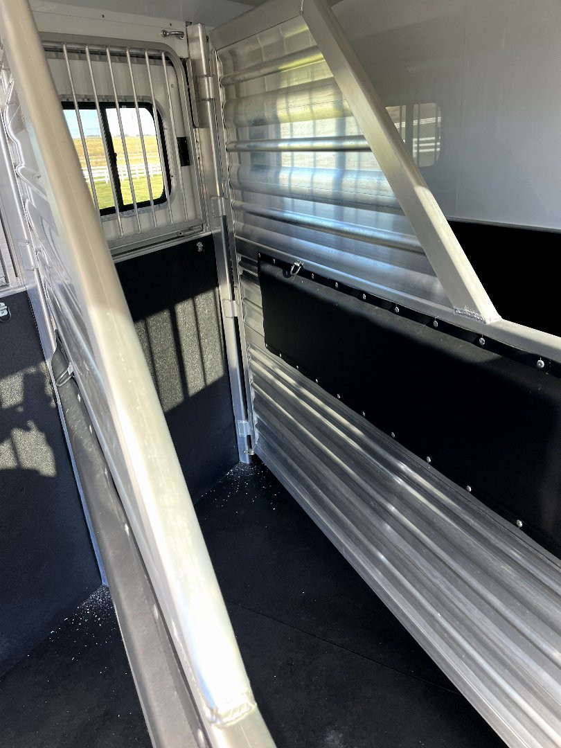 New 2025 Cimarron Trailers 3H BP RTG Horse Trailer