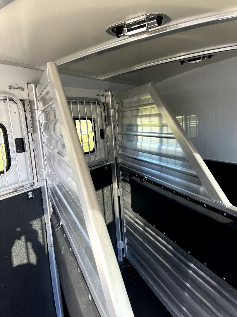 New 2025 Cimarron Trailers 3H BP RTG Horse Trailer