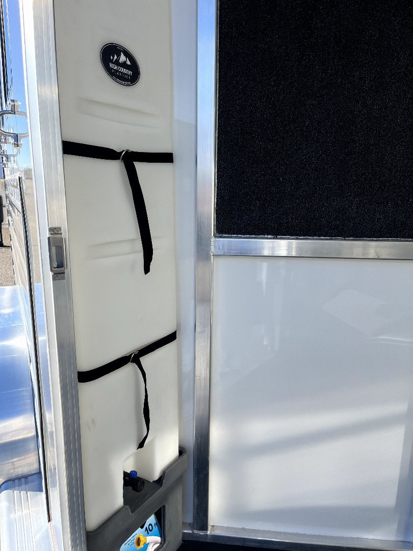 New 2025 Cimarron Trailers 3H BP RTG Horse Trailer