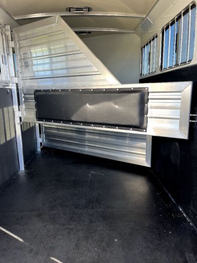 New 2025 Cimarron Trailers 3H BP RTG Horse Trailer