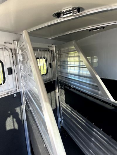 New 2025 Cimarron Trailers 3H BP RTG Horse Trailer