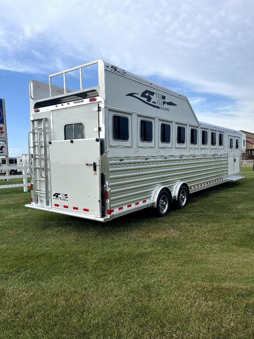 New 2025 4-Star Trailers 8H Super Tack GN Horse Trailer