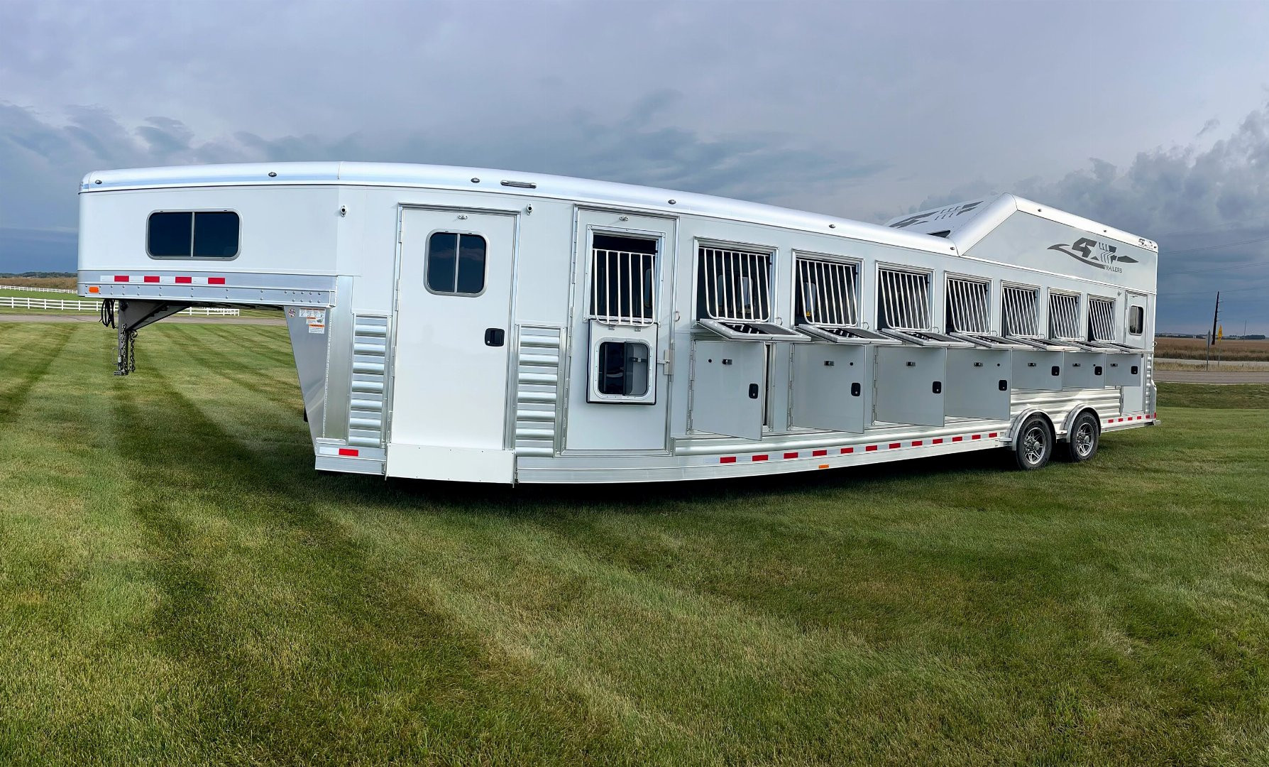 New 2025 4-Star Trailers 8H Super Tack GN Horse Trailer