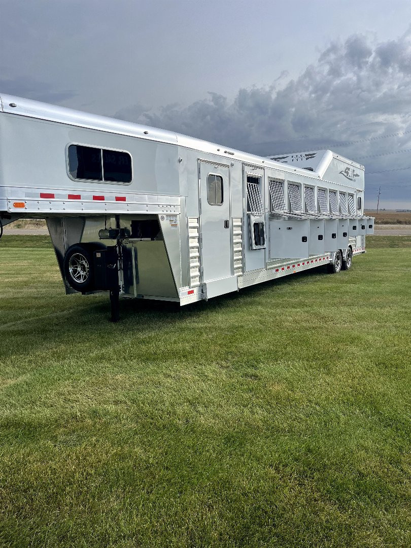 New 2025 4-Star Trailers 8H Super Tack GN Horse Trailer
