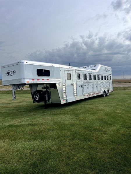 New 2025 4-Star Trailers 8H Super Tack GN Horse Trailer