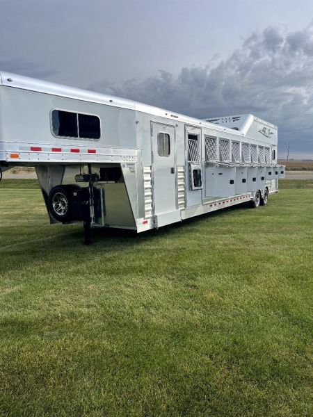 New 2025 4-Star Trailers 8H Super Tack GN Horse Trailer