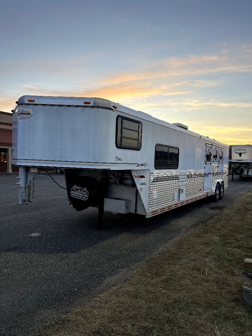 Used 2000 Sundowner 3H LQ w/ Midtack Horse Trailer