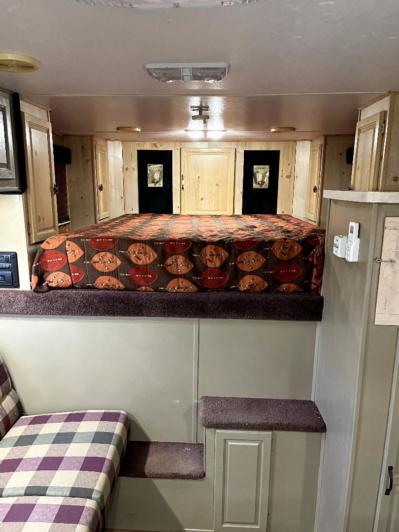 Used 2000 Sundowner 3H LQ w/ Midtack Horse Trailer