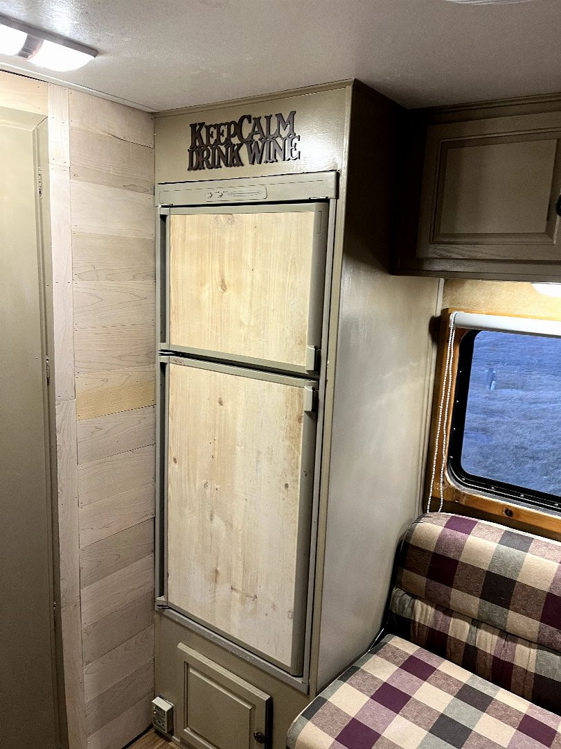 Used 2000 Sundowner 3H LQ w/ Midtack Horse Trailer