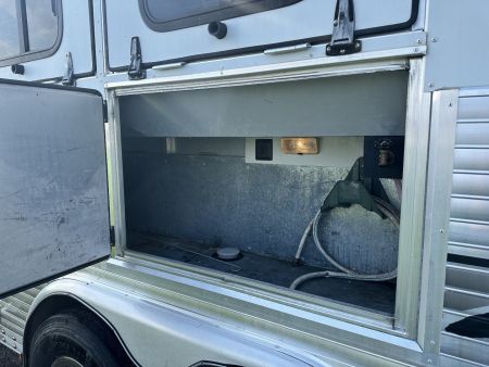 Used 2000 Sundowner 3H LQ w/ Midtack Horse Trailer