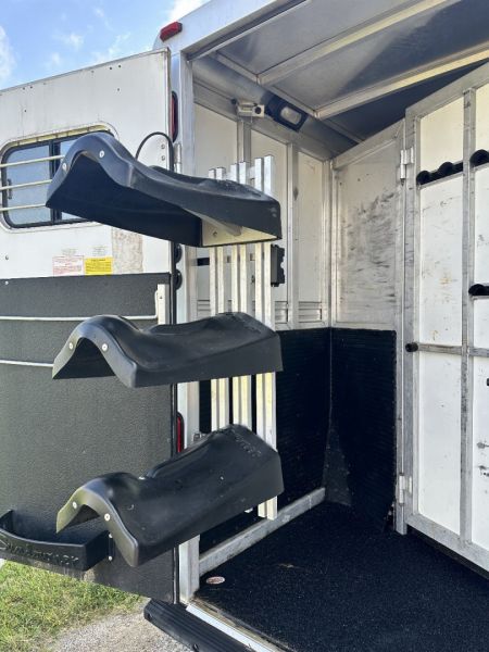 Used 2000 Sundowner 3H LQ w/ Midtack Horse Trailer