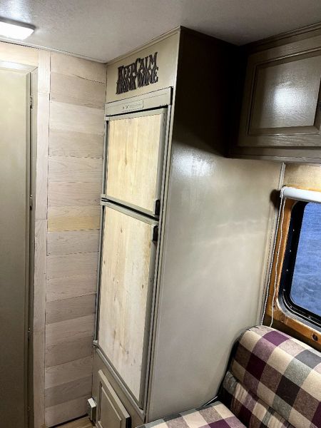 Used 2000 Sundowner 3H LQ w/ Midtack Horse Trailer