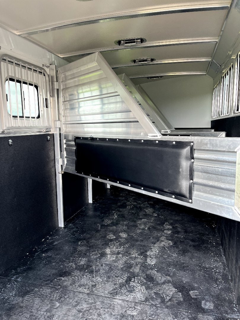 New 2025 Cimarron Trailers 4H GN RTG Horse Trailer