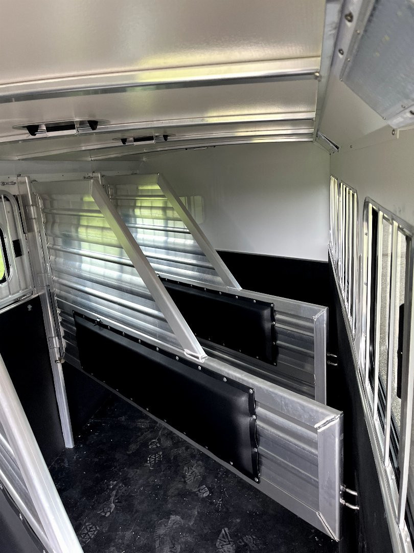 New 2025 Cimarron Trailers 4H GN RTG Horse Trailer
