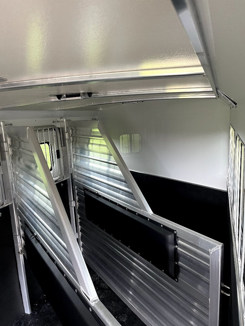 New 2025 Cimarron Trailers 4H GN RTG Horse Trailer