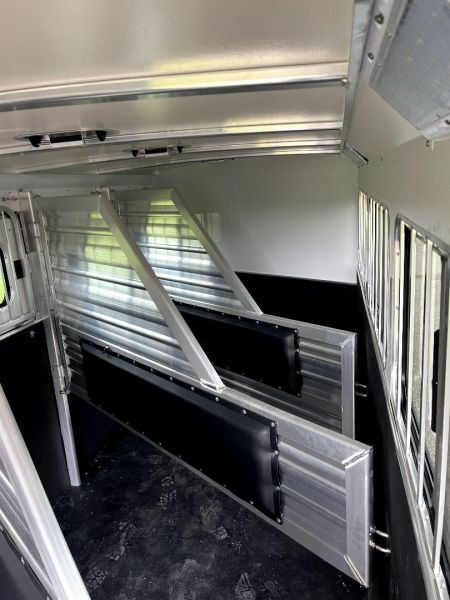 New 2025 Cimarron Trailers 4H GN RTG Horse Trailer