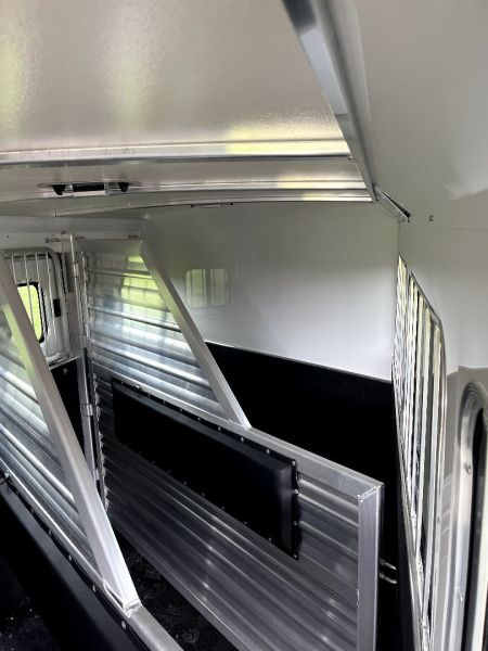 New 2025 Cimarron Trailers 4H GN RTG Horse Trailer