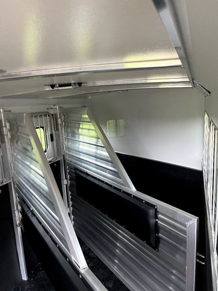 New 2025 Cimarron Trailers 4H GN RTG Horse Trailer