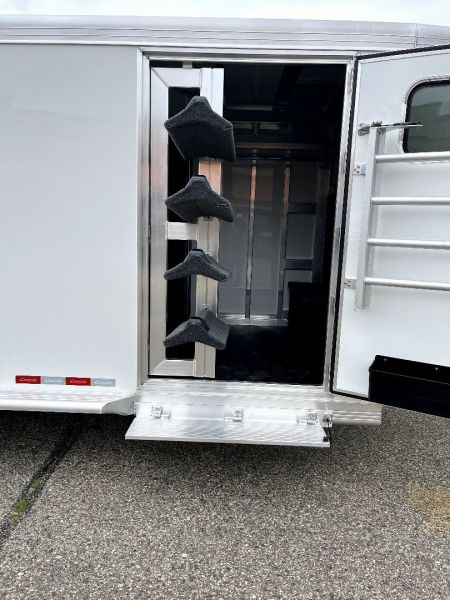 New 2025 Cimarron Trailers 4H GN RTG Horse Trailer